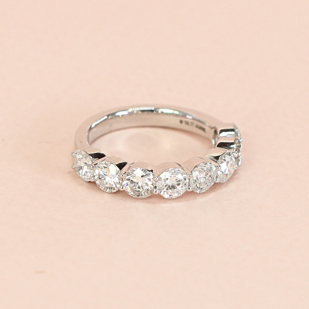 2.61cts 8-stone Round cut ring