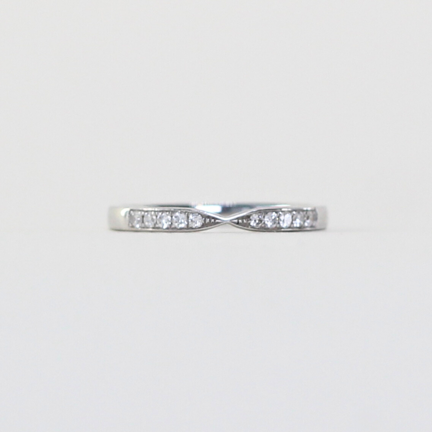 .09cts Round cut ring