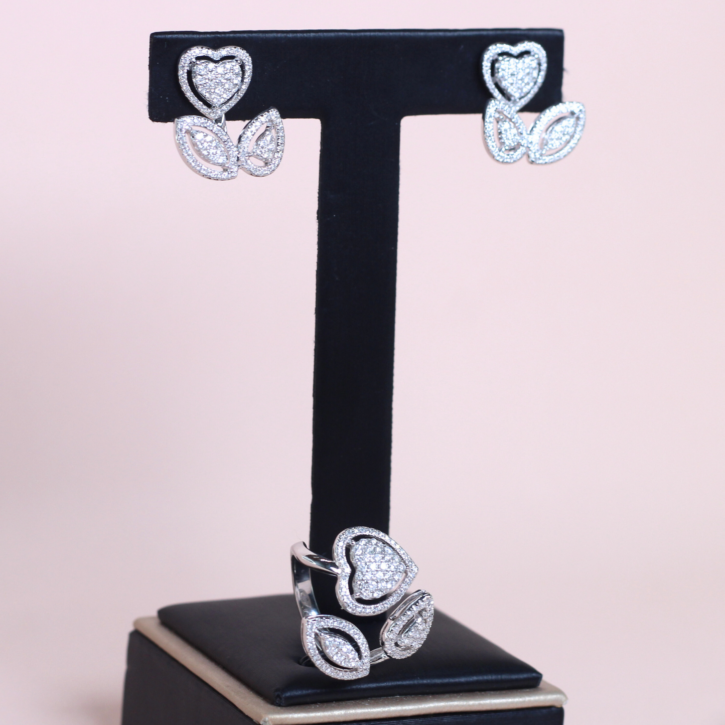 1.30cts Leaf Illusion set with detachable jacket