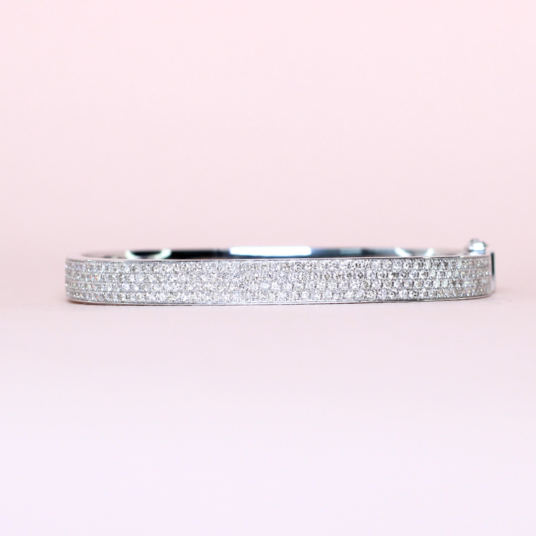 2.76cts Round cut Micro-pavé bangle