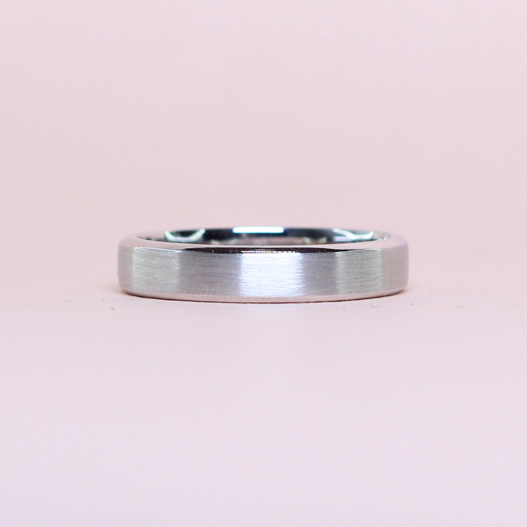 Plain beveled band in satin finish
