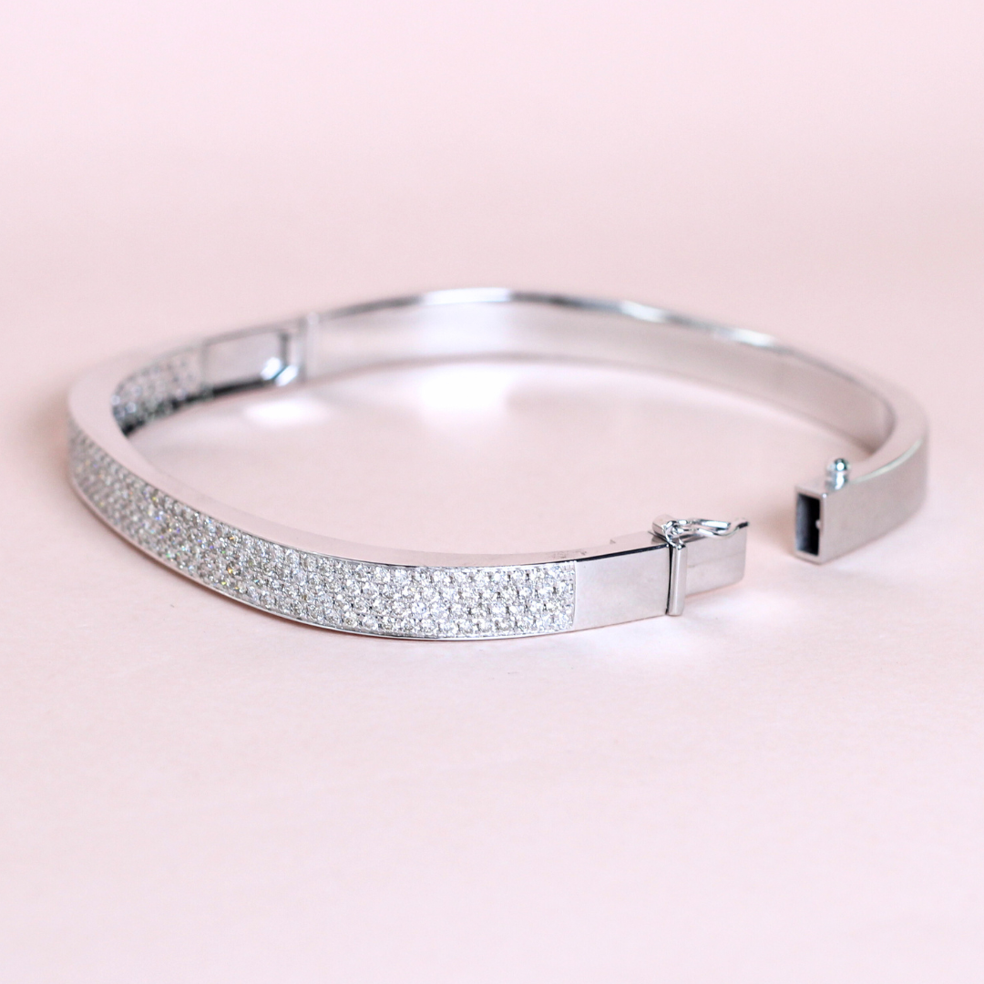 2.76cts Round cut Micro-pavé bangle