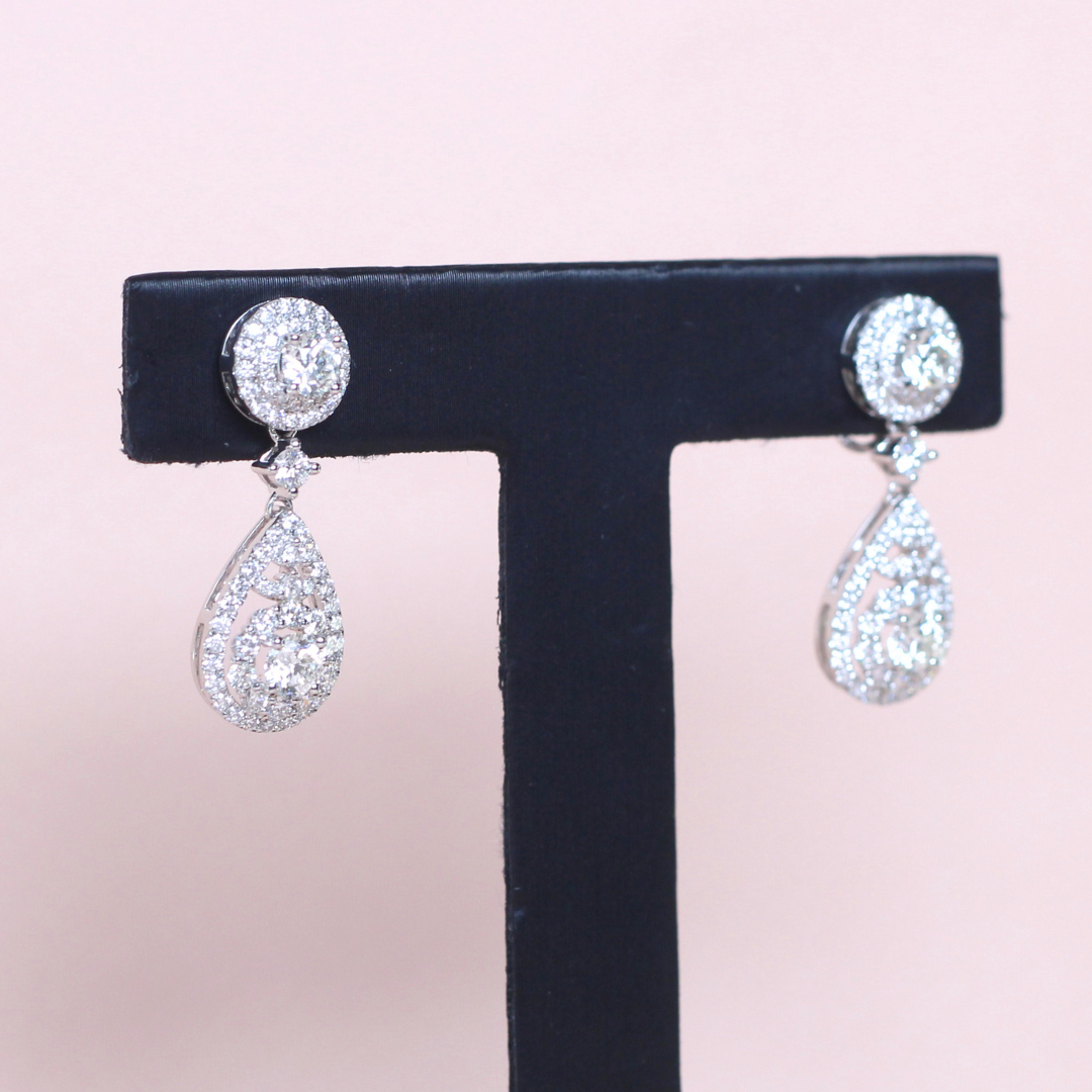 1.80cts Round Dangling earrings with halo