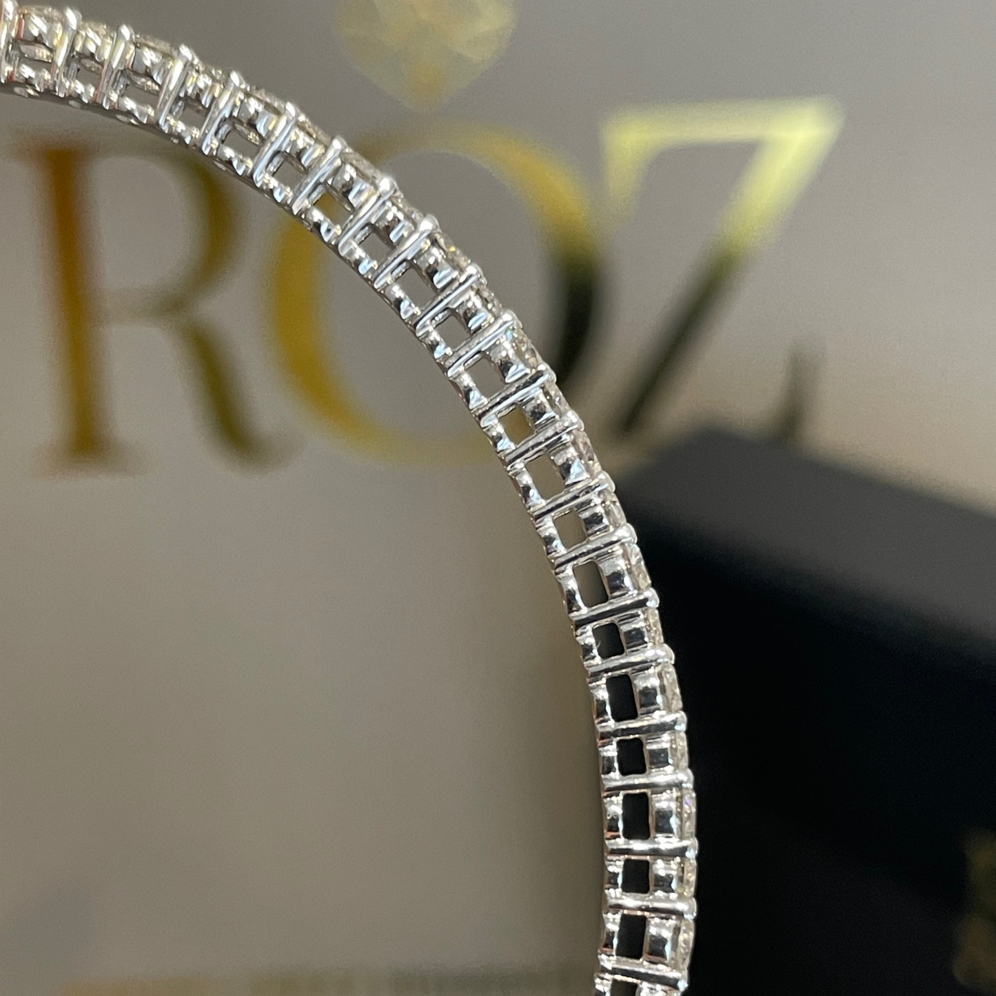 1.80cts Round cut bangle