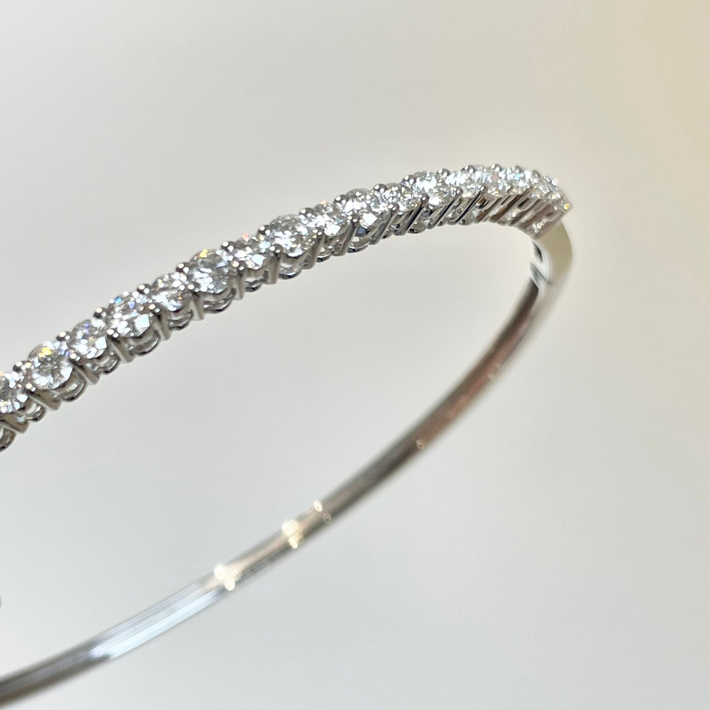 1.80cts Round cut bangle