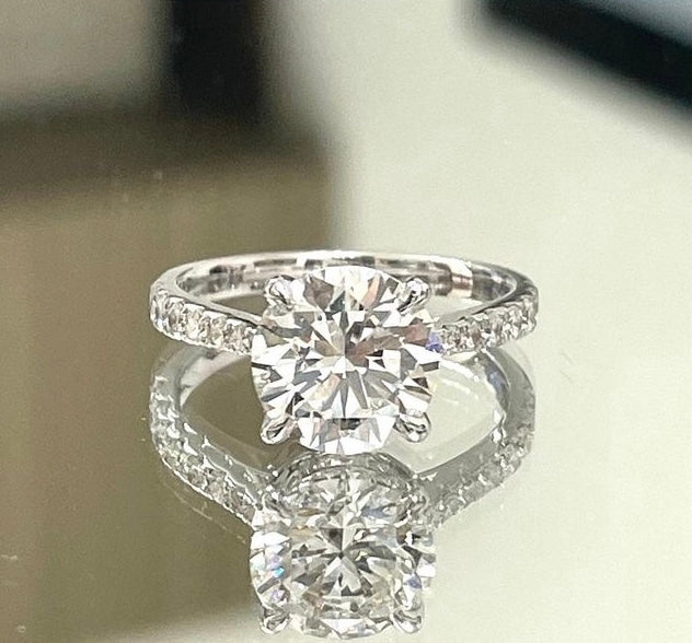 2.20cts Round cut Pavé ring