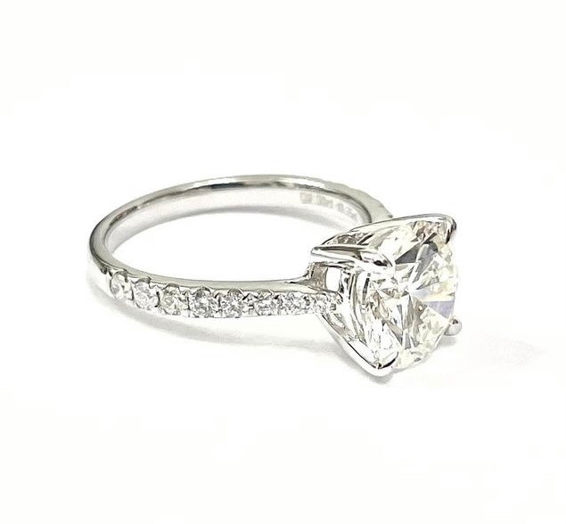 2.20cts Round cut Pavé ring