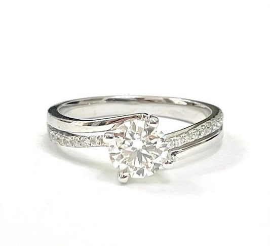 1.08cts Round cut ring on modified band