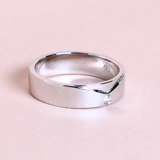 .03ct 5mm V accent solo stone male ring