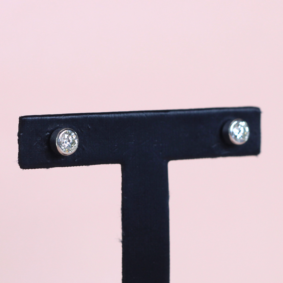 1cts Round cut bezeled stud earrings
