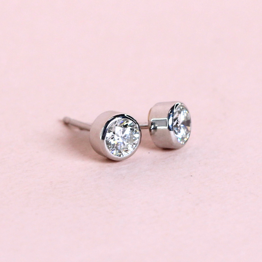1cts Round cut bezeled stud earrings