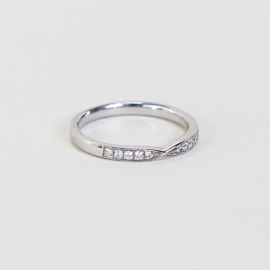 .09cts Slim tapered diamond ring