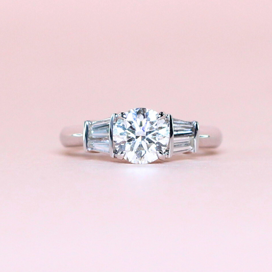 1.045cts Round cut Trilogy ring