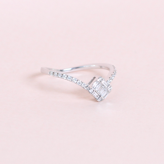 V shaped illusion ring