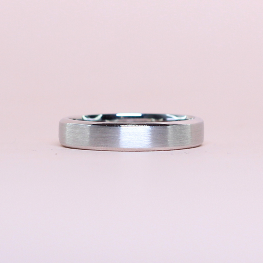 Plain beveled band in satin finish