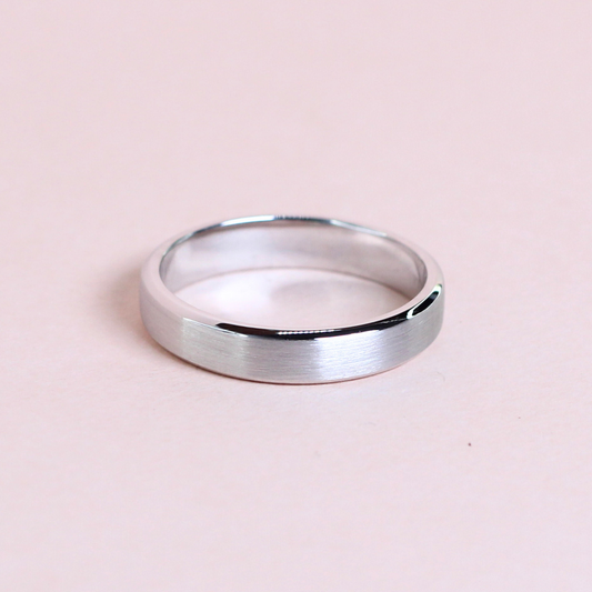 Plain beveled band in satin finish