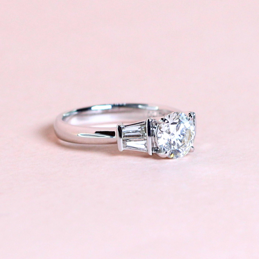 1.045cts Round cut Trilogy ring