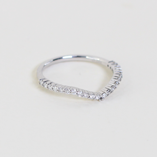 Slim V-shaped diamond ring