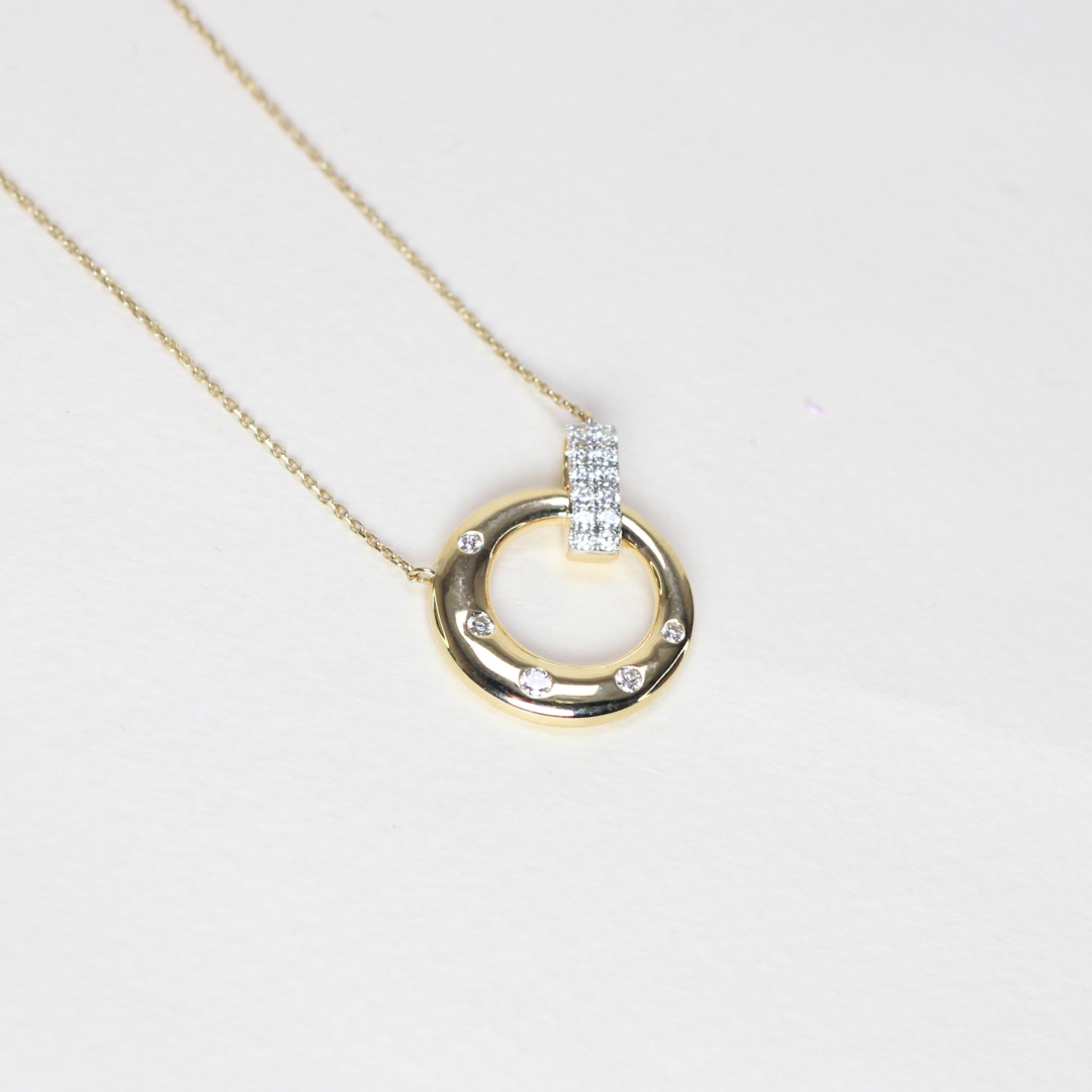 .30cts Round modified pendant necklace