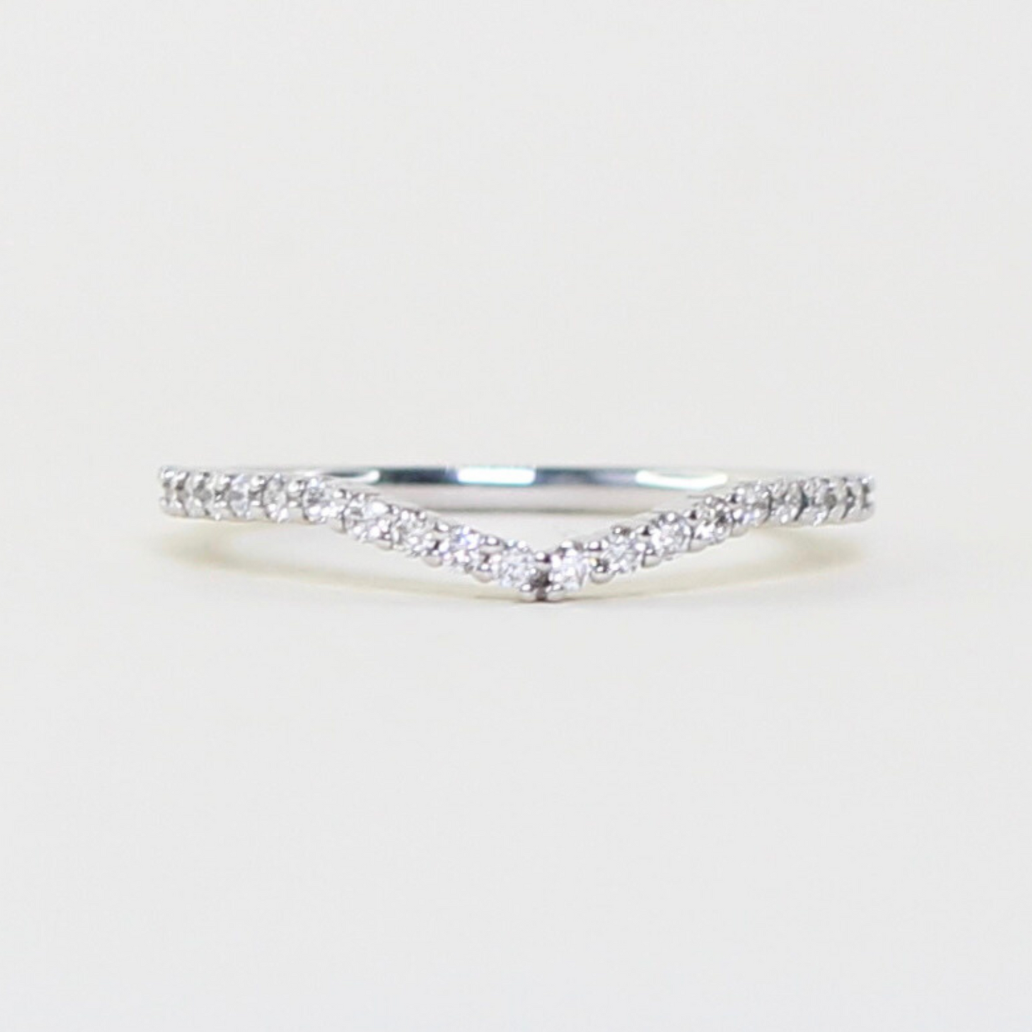 Slim V-shaped diamond ring