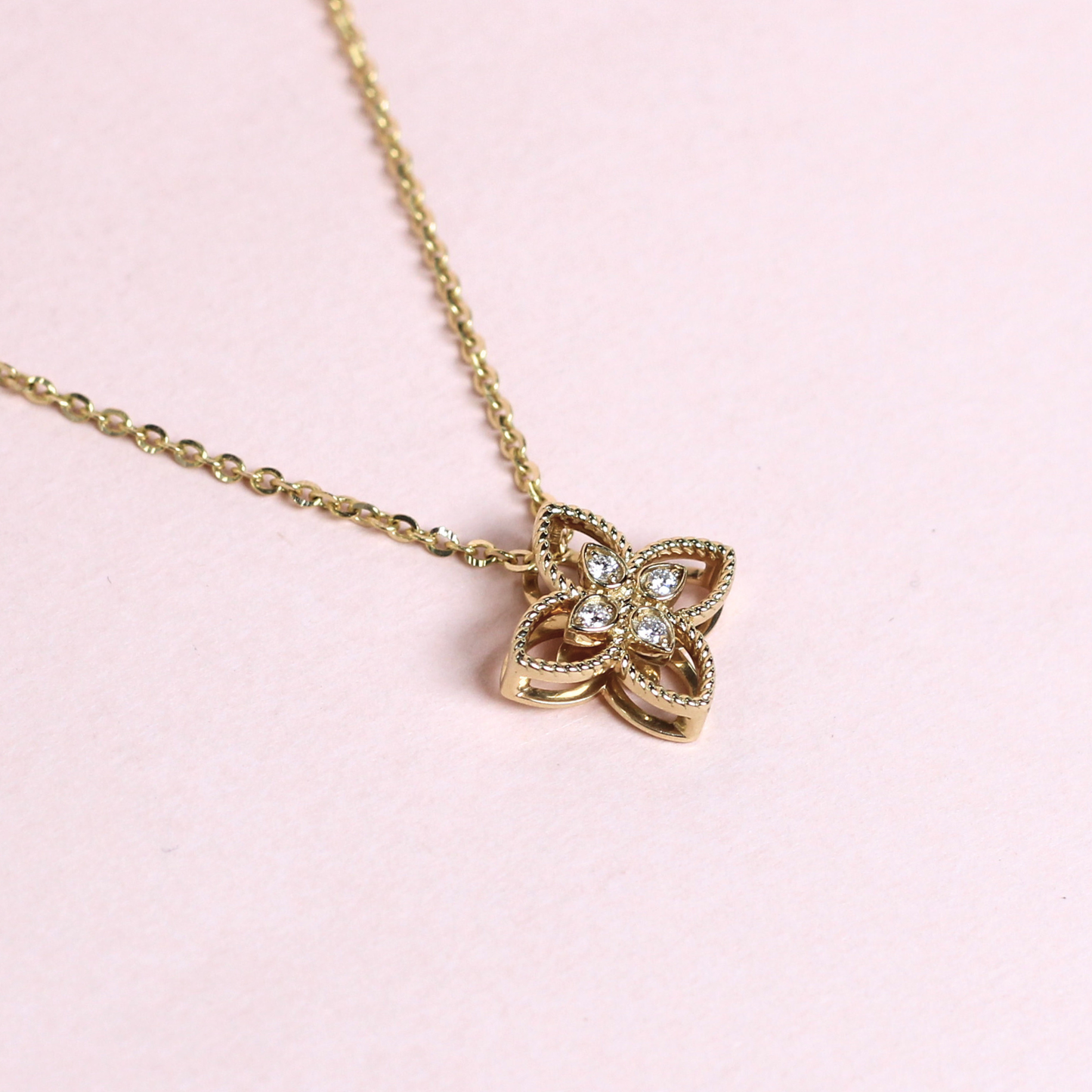 0.07cts Round cut Lab-grown Flower necklace