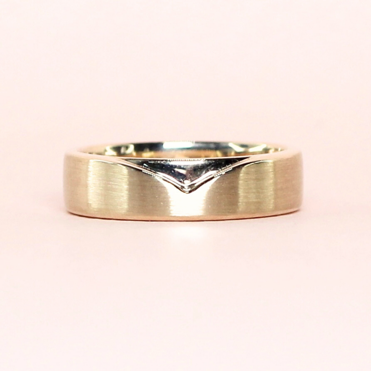 V accent comfort fit ring