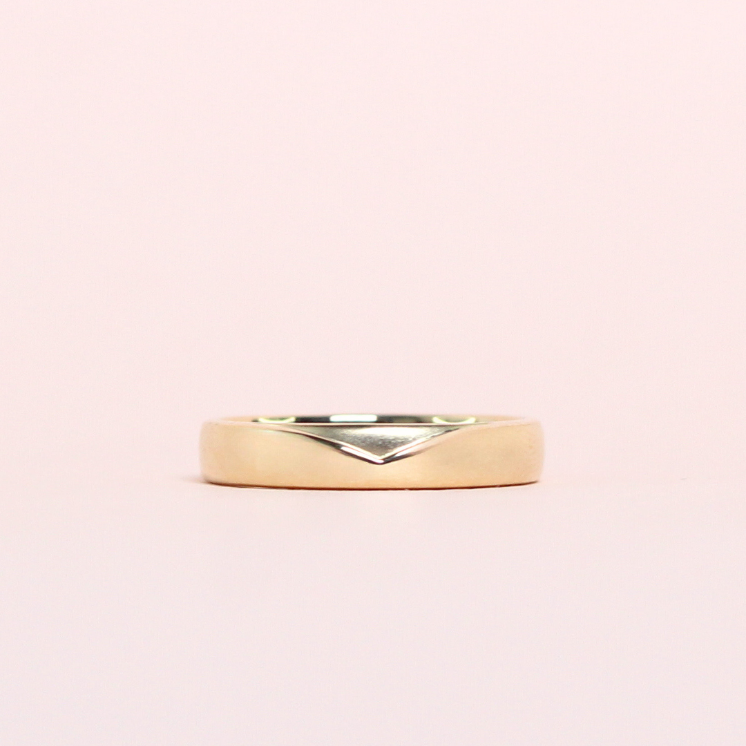 V accent comfort fit ring