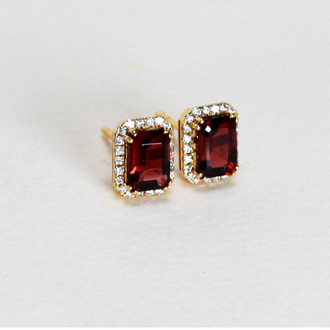 3.13cts Emerald cut Garnet stud