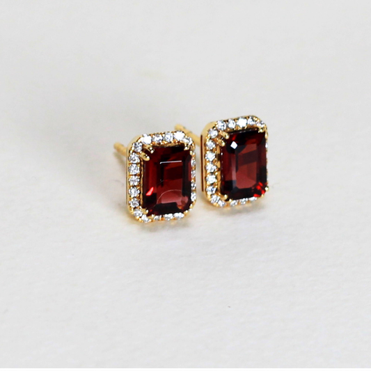 3.13cts Emerald cut Garnet stud