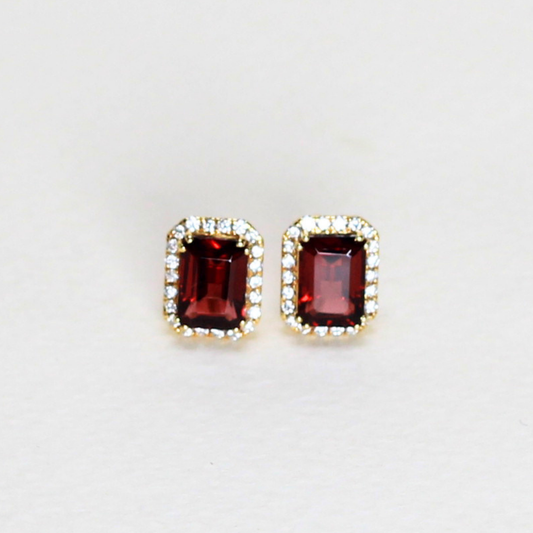 3.13cts Emerald cut Garnet stud