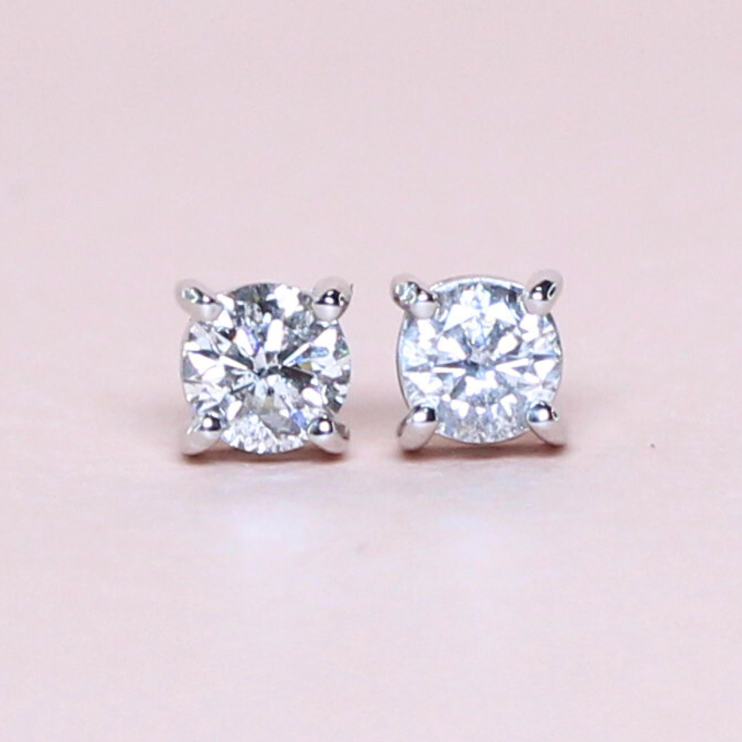 .30cts Round stud earrings