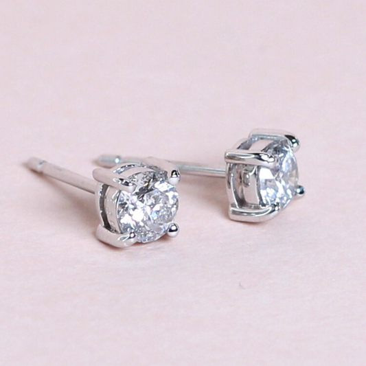 .30cts Round stud earrings