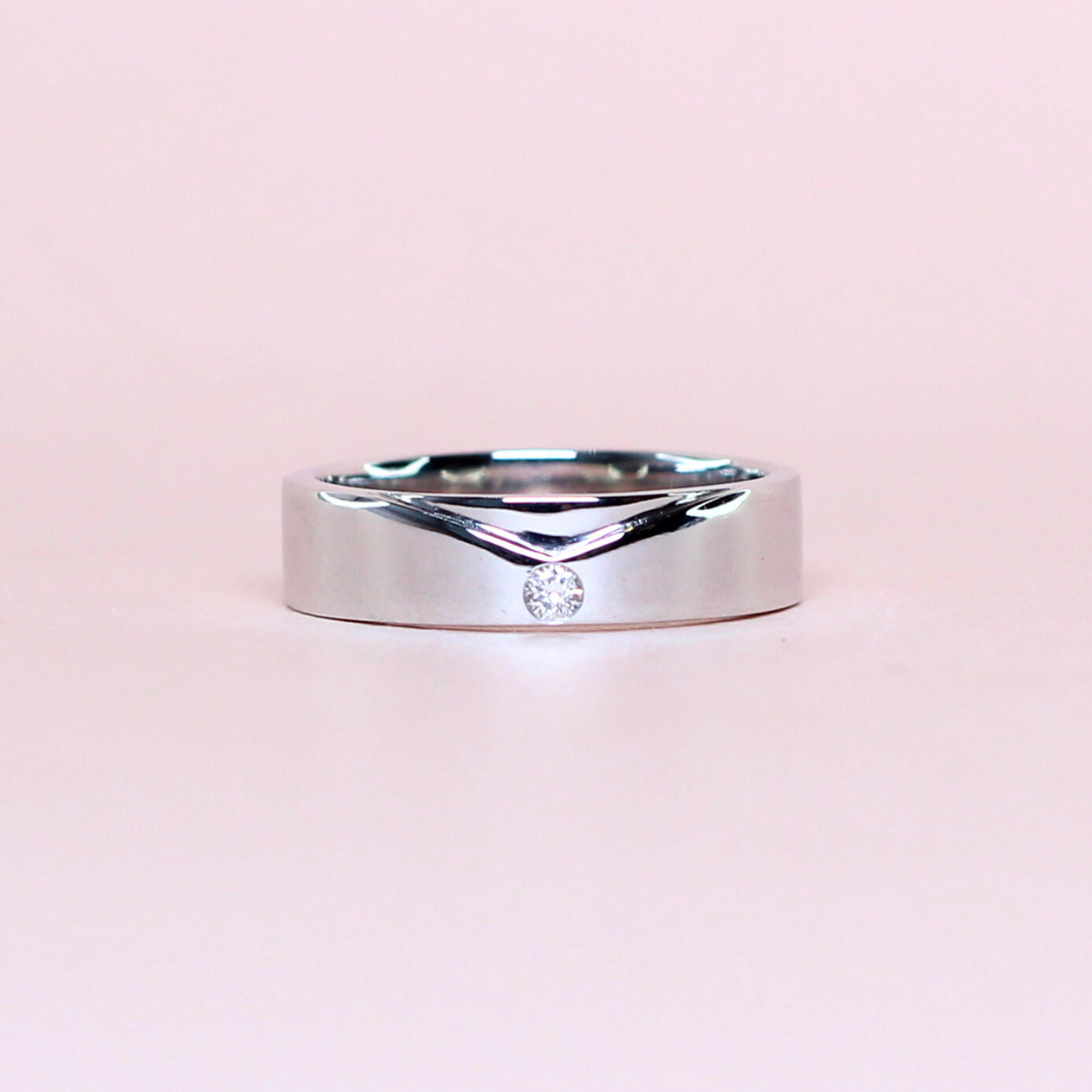 .03ct 5mm V accent solo stone male ring